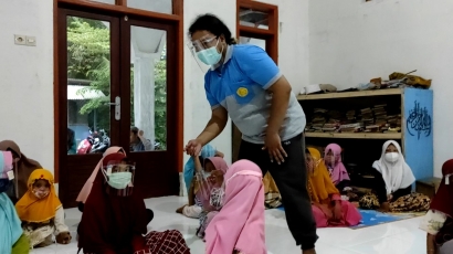 Mahasiswa KKN Kecamatan Maron Mengadakan Pembagian Face Shield di Desa Puspan