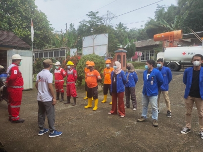 Mahasiswa KKN-PPC UMP Lakukan Penyemprotan Disinfektan di Desa Serayu Larangan