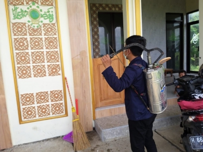 Minggu ke-3 KKN Upgris Semarang Lakukan Penyemprotan Disinfektan