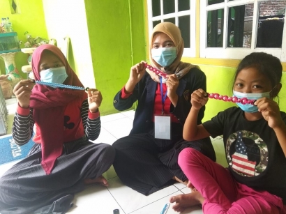 KKN UPGRIS 2021: Tingkatkan Kreativitas Anak di Era Pandemi dengan Membuat Konektor Hijab