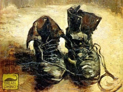 Sepasang Kaki dan Sepatu Lusuh