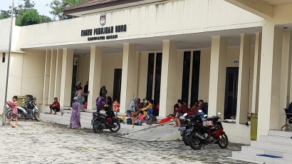 Warga Mengungsi di KPU Kabupaten Bekasi