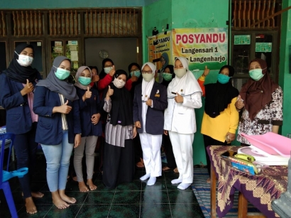 Mahasiswa Universitas PGRI Semarang Mengikuti Kegiatan Posyandu di Desa Langenharjo