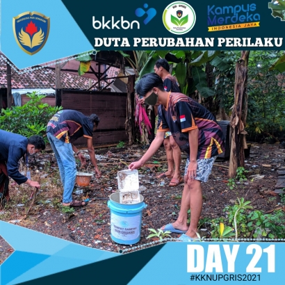 MAHASISWA KKN UPGRIS 2021 Melakukan Kegiatan Jumat Bersih Lingkungan bersama Pemuda Karangtaruna Desa Katibayan