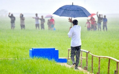 Ketika Jokowi Rela Mandi Hujan Demi Rakyat NTT