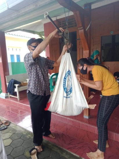 Mahasiswa KKN Upgris 2021 Mengikuti Kegiatan Posyandu