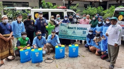 Gandeng Lazis NU Kota Semarang, KKN UIN Walisongo Semprotkan Disinfektan di Wates