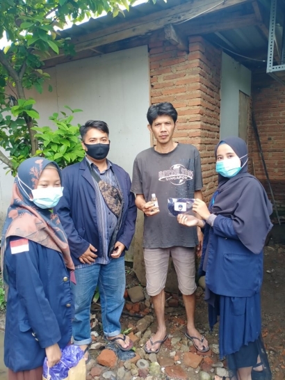Cegah Penyebaran Covid-19, Mahasiswa KKN Upgris Kedungwuni Bagikan Masker dan Hand Sanitizer kepada Warga