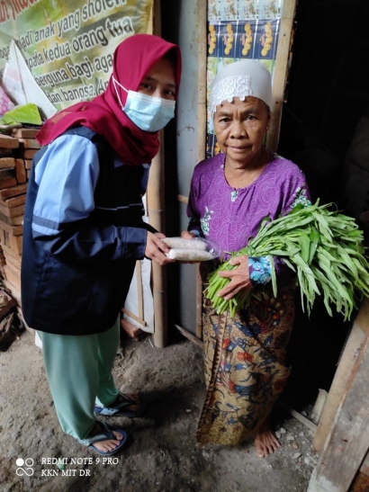 Mahasiswa KKN UIN Walisongo Semarang Adakan Program "Membagikan Sayuran Secara Gratis"