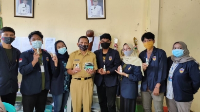 Mahasiswa KKN UPGRIS Melakukan Pembagian Handsanitizer dan Masker Kepada Masyarakat