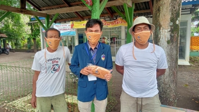 Pembagian Masker Sekaligus Penyediaan Tempat Mencuci Tangan KKN UPGRIS di Bantarbolang