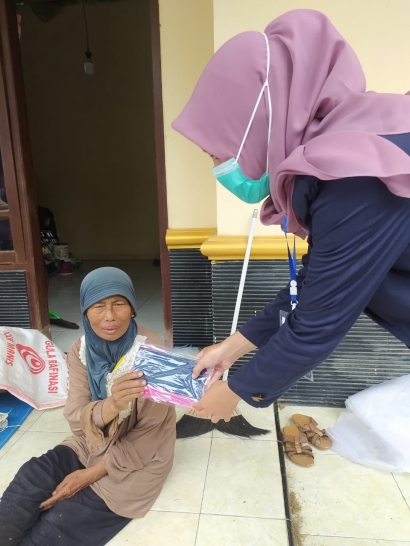 Mahasiswa KKN UPGRIS di Dusun Karang Panas Kabupaten Demak Membagikan Masker kepada Lansia dan Anak-anak