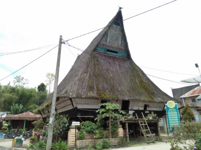Melihat dari Dekat Sisi Lain Keunikan Rumah Adat Karo di Desa Dokan