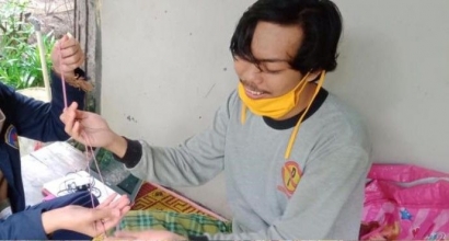 Pembuatan Strap Mask oleh Mahasiswa KKN UPGRIS bersama Warga