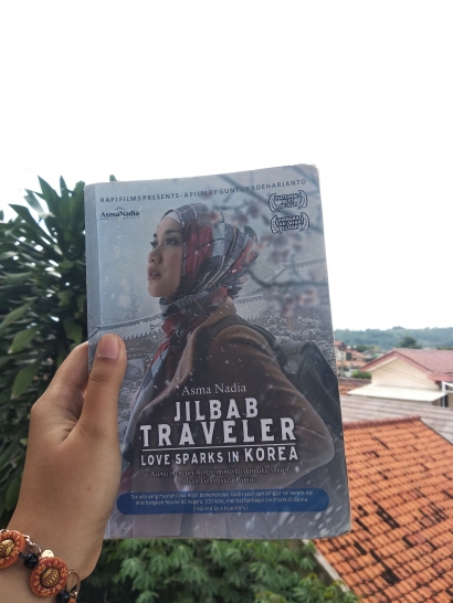 Teks Kritik Novel "Jilbab Traveler Love Sparks in Korea"