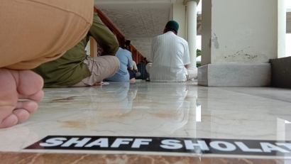 Puisi: Pada Sebuah Masjid di Hari Jumat