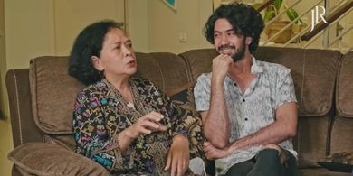 Reza Rahadian dan Sosok Ibu yang Selalu Mengkritiknya