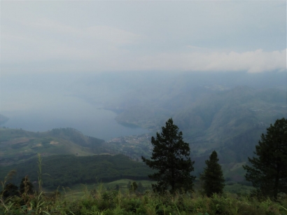 Menuju Bukit Sipiso-Piso, Cara Lain Menikmati Danau Toba