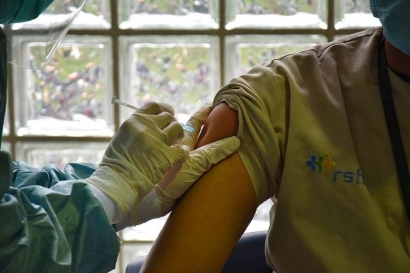Vaksinasi bagi Lansia, Lebih Takut Jarum Suntik atau Kerumunan?