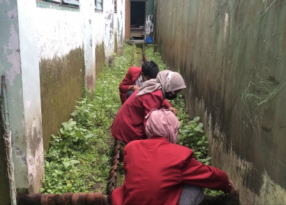 PMM 47 UMM Lakukan Bedah Lahan untuk Menunjang Sekolah Adiwiyata Nasional di SD Negeri 1 Blimbing Kota Malang
