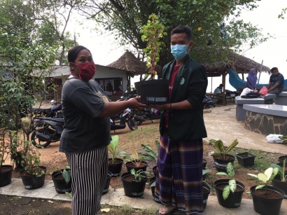 Bagikan Puluhan Bunga guna Relokasi Taman di Pantai Pasir Putih Pailus Desa Karanggondang, Mlonggo, Jepara