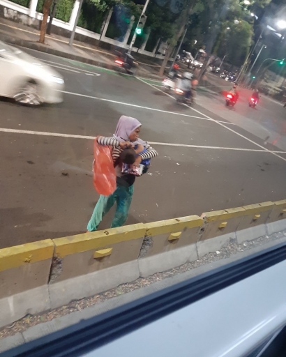 Perempuan Tangguh Itu, Ibu Penjual Tissue di Bundaran Senayan yang Menggendong Anak Kecil