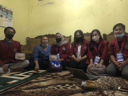 Mahasiswa Universitas Muhammadiyah Malang Berkolaborasi dengan Pemilik UMKM Keripik Tempe
