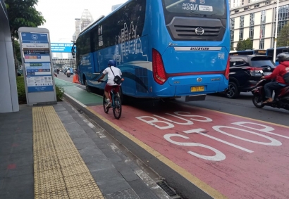 Jalur Sepeda Versus Halte Bus