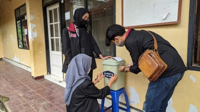 Mahasiswa PMM UMM Melakukan Pemasangan Tempat Cuci Tangan di Salah Satu TPQ desa Sumber Brantas