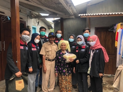 Mahasiswa UMM Berbagi Sembako untuk Warga Dusun Sumberawan