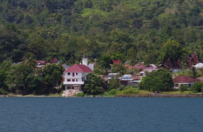 Menyebrang ke Pulau Samosir di Danau Toba