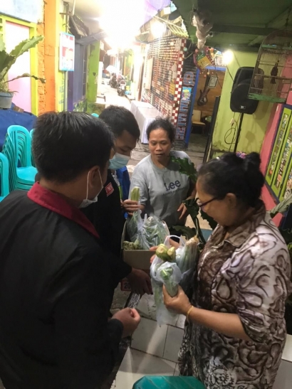 "Berbagi bersama Warga", Mahasiswa UMM Berbagi Sayur untuk Warga Kampung Tridi
