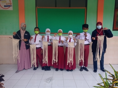 Mahasiswa UMJ Mengadakan Pelatihan Kerajinan Tangan Macrame pada Siswa di Desa Tanjung Pecinan Situbondo