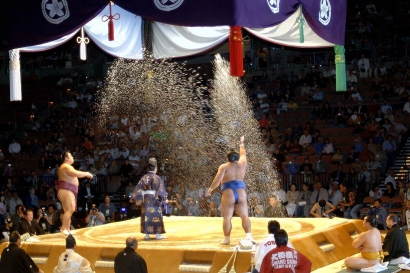 Uniknya Ritual Tebar Garam dan Amplop Putih pada Olahraga Sumo