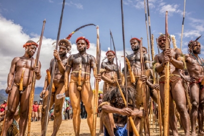 Koteka Pakaian Tradisional Laki-Laki Pegunungan Tengah Papua