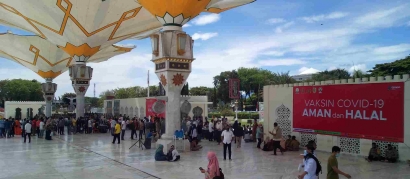 Vaksinasi Covid-19 Secara Massal di Masjid Raya Baiturrahman Banda Aceh