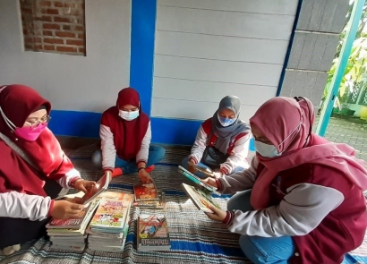 Bangkitkan Semangat Literasi Warga, KKN-P Kelompok 1 Melakukan Pembersihan dan Penataan Ulang Pojok Baca