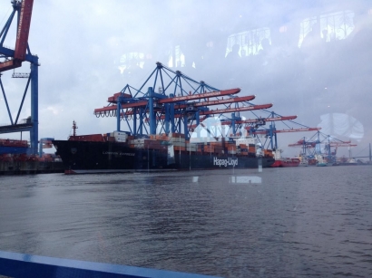 Berlayar di Sungai Elbe Selepas Mampir ke Pabrik Airbus di Hamburg