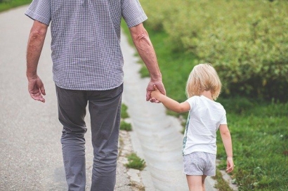 Memahami 4 Alasan Seorang Ayah Memilih Cara Berbeda pada Anak Perempuan
