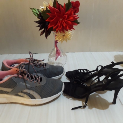 Analogi Peran Ganda Wanita Melalui "Sneakers Versus Heels"