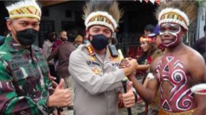 Kombes Pol Leonardus Simarmata Launching Orang Tua Asuh Mahasiswa Papua