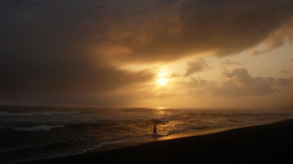 Mencari Indahnya Pemandangan Sunset? Yuk Mampir ke Pantai Goa Cemara!