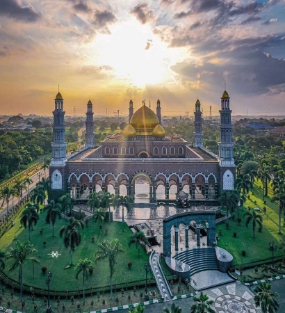 "Wisata Nuansa Religi dengan Kemegahan Masjid Kubah Emas di Depok"