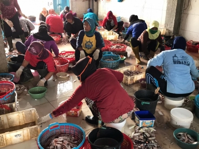 Asal Muasal Aktivitas "Ngorek" Wanita Nelayan Pesisir Utara Brondong Lamongan