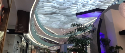 Interior Mall Mewah di Surabaya dengan Eskalator Terpanjang Se-ASEAN