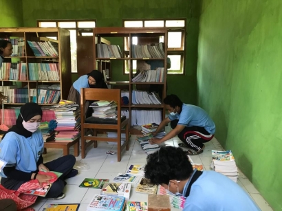Tim UM Desa Jatirejoyoso Melakukan Pembersihan dan Penataan Buku pada Perpustakaan SD Negeri Jatirejoyoso No. 686