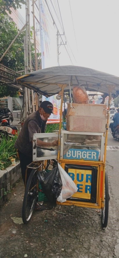 Wahadi, Seorang Kakek Penjual Burger Kampung di Yogyakarta