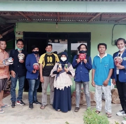 Mahasiswa KKN UM Membantu Pemasaran Topeng Kayu Malangan Melalui Medsos di Desa Jambuwer