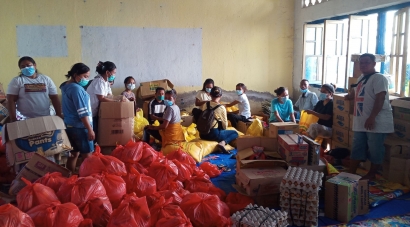 Peduli Kemanusiaan, OMK Paroki BETUN Terus Melakukan Packing Sembako