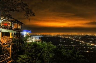 Nikmati Keindahan Malam di Bukit Bintang Jogja 